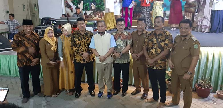 humas pemkab siak PISAH SAMBUT KAPOLSEK: Camat Kandis H Irwan Kurniawan MM foto bersama dengan kapolsek baru dan lama serta lurah dan penghulu kampung usai pisah sambut Kapolsek Kandis, Senin malam (2/9/2019).