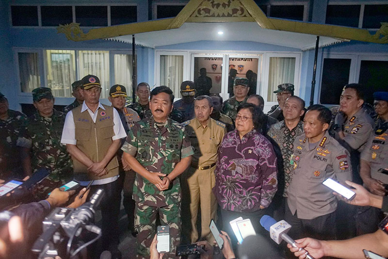 Panglima TNI Marsekal Hadi Tjahjanto menyampaikan ketarangan pers di Lanud Roesmin Nurjadin, Senin (12/8). (DEFIZAL / RIAUPOS.CO)