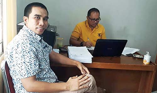 PENGAWASAN: Koordinator Devisi Pengawasan, Humas dan Hubungan Antar Lembaga Bawaslu Kota Pekanbaru Rizqi Abado saat melakukan pengawasan penghapusan kegandaan di KPU Kota Pekanbaru, Selasa (11/9/2018). (BAWASLU PEKANBARU FOR RIAU POS)