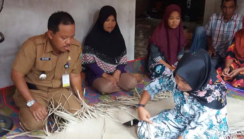 SAMBUT MAHAISWA KUKERTA: Camat Tualang Zalik Effendi menyambut mahasiswa kuliah kerja Nyata (Kukerta)  Unri di Halaman Kantor Camat Tualang, Kamis ( 27/6/2019). (WIWIK WIRDANINGSIH/RIAU POS)