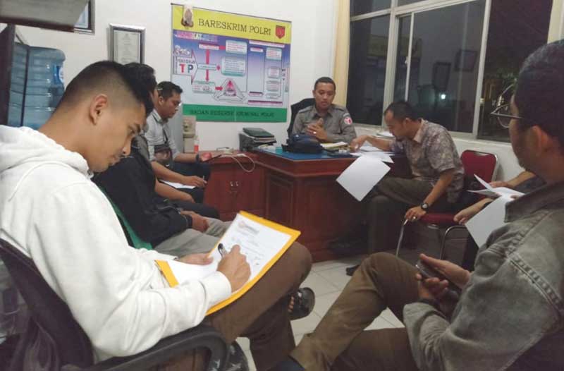 RAPAT: Suasana rapat Sentra Gakkumdu yang membahas adanya laporan warga menggunakan identitas orang lain untuk memilih, Senin (13/5/2019). (BAWASLU FOR RIAU POS)