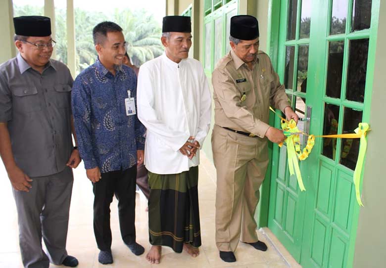 humas pemkab siak for riau pos RESMIKAN: Bupati Siak Drs H Alfedri MSi meresmikan gedung baru Madrasah Aliah (MA) Pondok Pesantren Bahrul Ulum, Kampung Sawit Permai Dayun, Kecamatan Dayun, Senin  (15/7/2019).