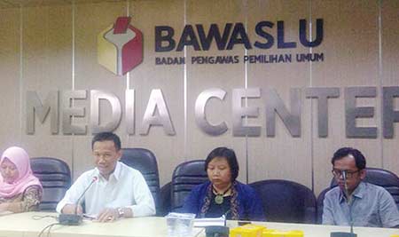 BERI KETERANGAN: Ketua Pokja Penyelenggara Pemilu Luar Negeri  Wajid Fauzi (dua kiri) memberikan keterangan pers terkait DPT luar negeri di kantor Bawaslu RI, Jakarta Pusat, Ahad (7/10/2018). (RIDWAN/JPG)