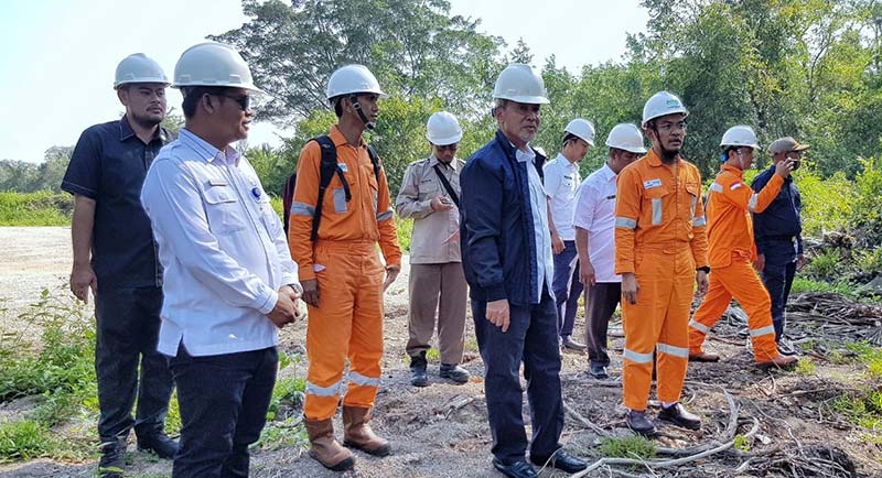 MENINJAU: Wakil Bupati Kabupaten Kepulauan Meranti H Said Hasyim meninjau wilayah operasional PT EMP, Rabu (31/7/2019).