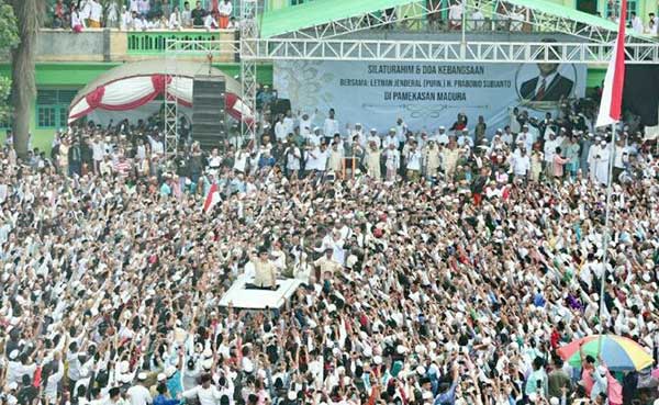 SILATURAHMI: Capres nomor urut 02 Prabowo Subianto bersilaturahmi dengan para ulama dan tokoh masyarakat di Pondok Pesantren Mambaul Ulum, Bata-bata, Kabupaten Pamekasan Madura, Jawa Timur, Selasa (26/2/2019). (JPG)