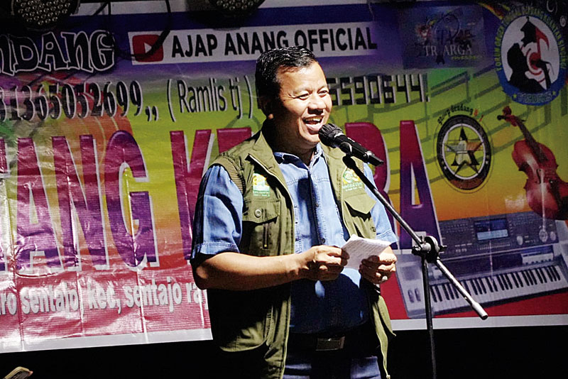 Bupati Kuantan Singingi Suhardiman Amby memberikan sambutan dalam acara syukuran atas prestasi Jalur Sijontiak Lawuik Pulau Tanamo, Rabu (6/9/2023) malam.