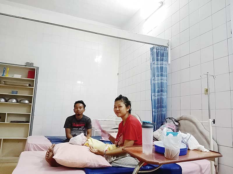 LAHIRKAN BAYI: Pasangan suami istri Aminuddin dan Revi saat berada di klinik bersalin Jalan Durian bersama anak mereka yang lahir di dalam taksi online, Kamis (27/2/2020). (Sofiah/riau pos)