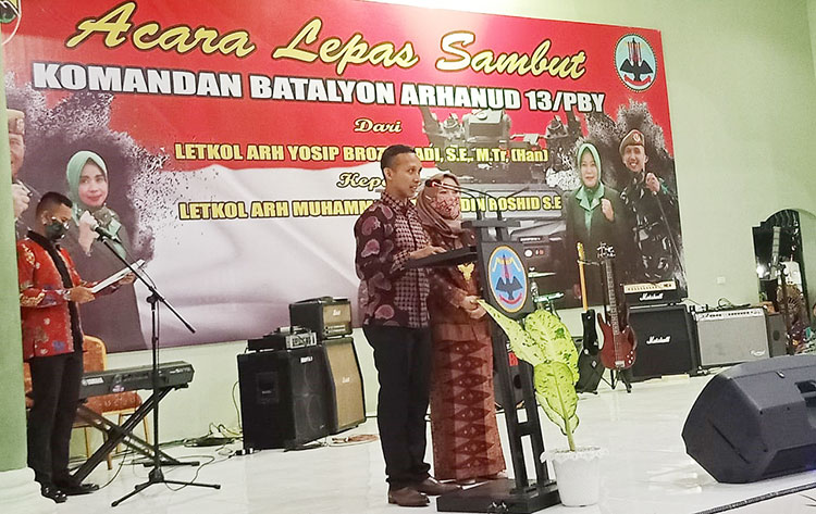 Komandan baru Batalyon Arhanudse 13/PBY Pekanbaru, Letkol Nahrudin Roshid didampingi istri saat memberikan kata sambutan dalam momen pisah-sambut di Pekanbaru, Sabtu (15/8/2020). (PANJI AHMAD SYUHADA/RIAU POS)