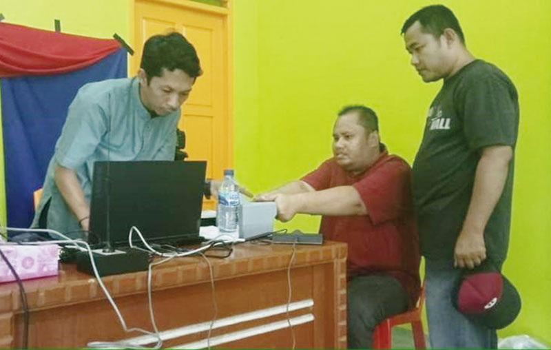 Tim Jebol Master Disdukcapil Bengkalis memberikan layanan kependudukan di kampung-kampung yang ada di Kecamatan Siak Kecil, Bengkalis, Sabtu (4/11/2023).