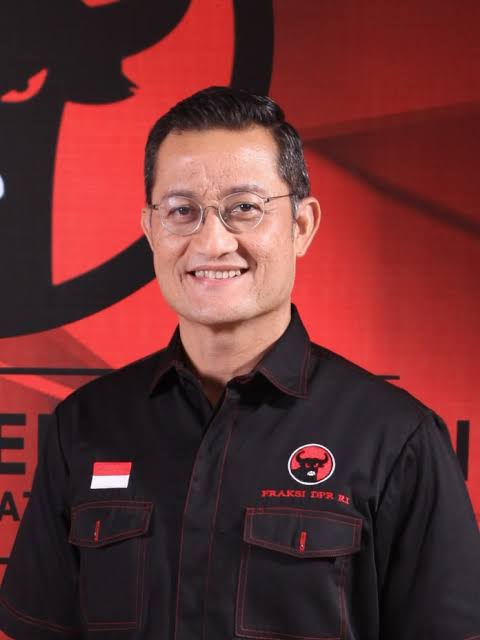 JULIARI PETER BATUBARA