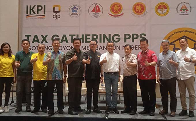 Kepala KPP Pratama Pekanbaru Senapelan Ronny Purba (lima kanan) didampingi Ketua PSMTI Pekanbaru yang juga Ketua Perkumpulan Marga Lie Kamin Lie (tiga kanan), Ketua PSMTI Riau Stephen Sanjaya (enam kiri), Ketua IKPI Pengurus Daerah Sumbagteng Azinar Djas