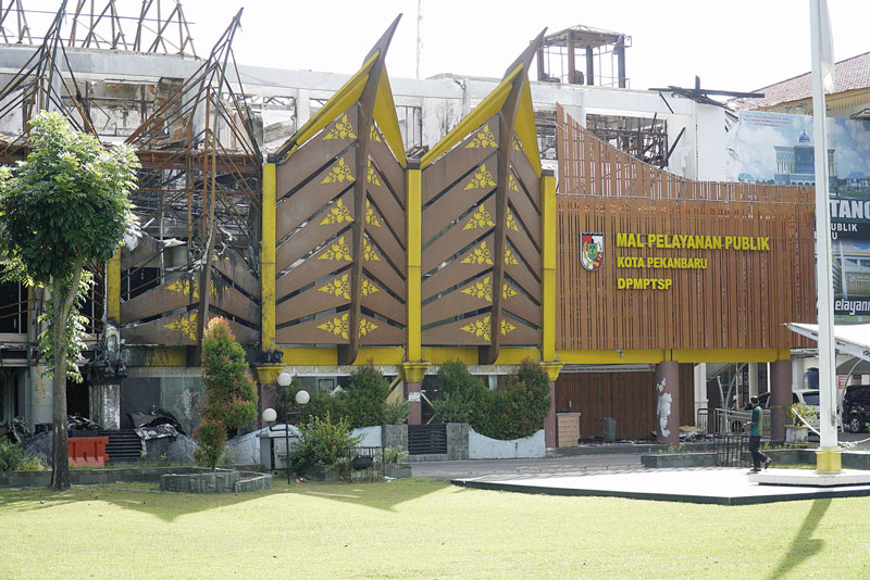 Bangunan Mal Pelayanan Publik (MPP) Pekanbaru yang terbakar hingga kini belum dibangun, Selasa (25/7/2023). Rencananya, Pemko Pekanbaru akan membangun gedung baru di kompleks MPP ini.