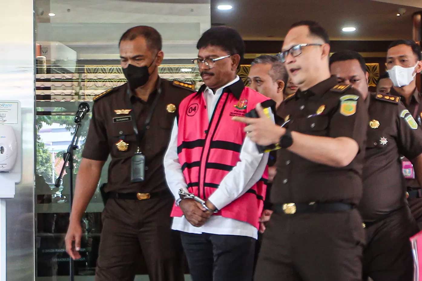 Tersangka kasus dugaan korupsi proyek BTS. Johnny G Plate mengenakan rompi pink keluar dari Gedung Bundar, Kejaksaan Agung RI, Jakarta, Rabu (17/5/2023).