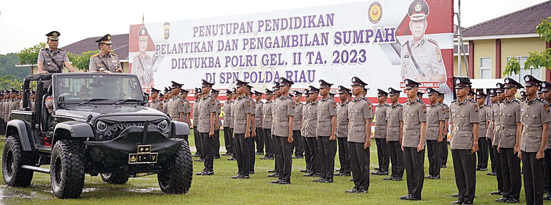 Kapolda Riau Irjen Pol Mohammad Iqbal saat melantik 300 bintara baru di SPN Polda Riau, Kamis (21/12/2023).