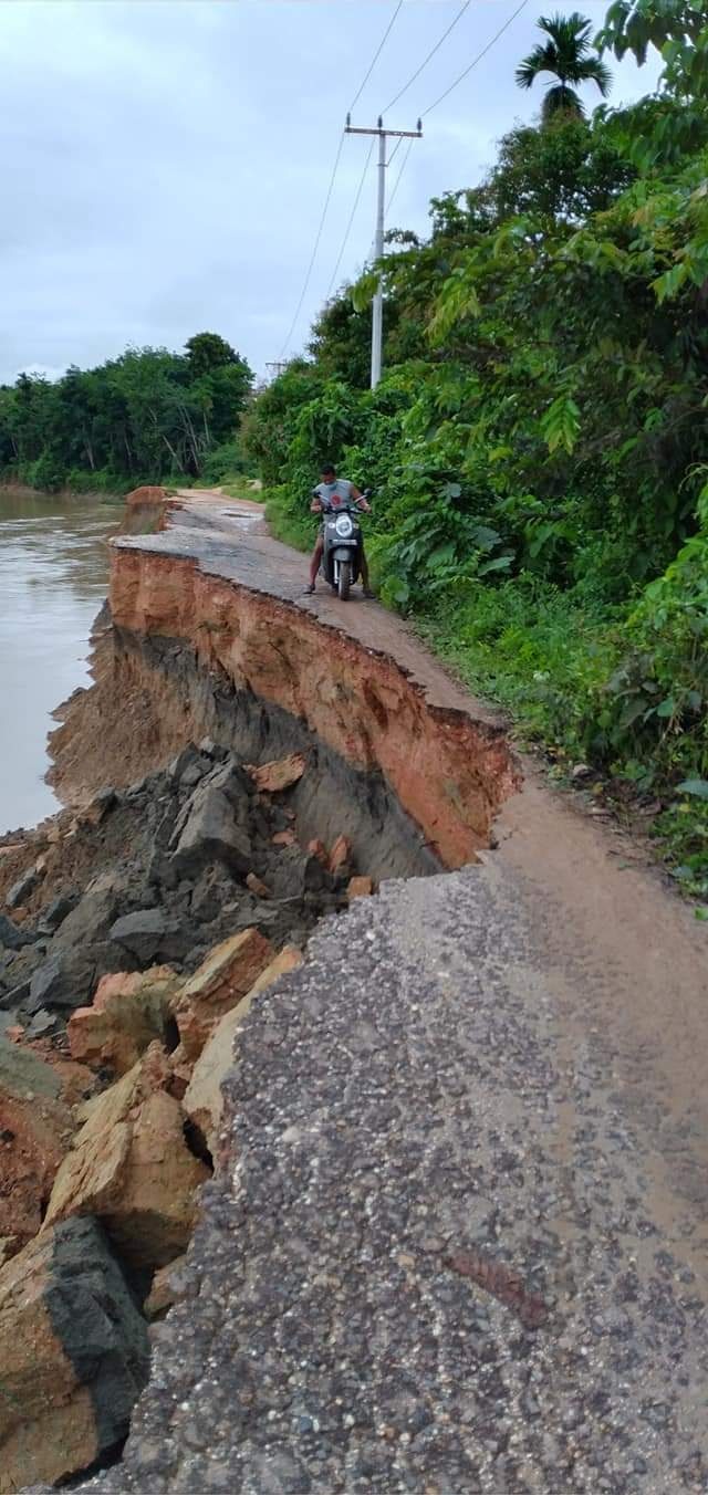 ABRASI: Jalan Dwi Marta di Kelurahan Batu Rijal Hilir Kecamatan Peranap Kabupaten Inhu kembali mengalami abrasi, Jumat (11/9/2020).(EVAN GUNANZAR/RIAUPOS.CO)