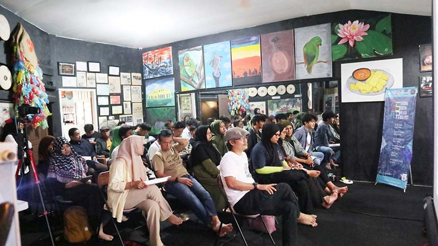 Para peserta Bincang Sastra #3 dalam Festival Sastra Melayu Riau (FSMR) terlihat mengikuti diskusi dengan seksama di Studio Suku Seni, Gading Marpoyan, Kecamatan Siak Hulu, Kampar, Ahad (1/10/2023).