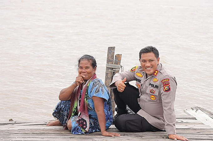 Kapolres Kepulauan Meranti AKBP Andi Yul bersama salah seorang warga komunitas adat terpencil di Desa Beting, Kecamatan Rangsang Pesisir, Jumat (9/12/2022) pagi.