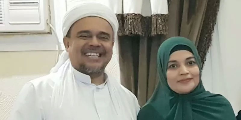 Habib Rizieq saat bersama sang istri Syarifah Fadlun bin Yahya.Habib memberikan pesan terakhir melepas kepergian jenazah istrinya.