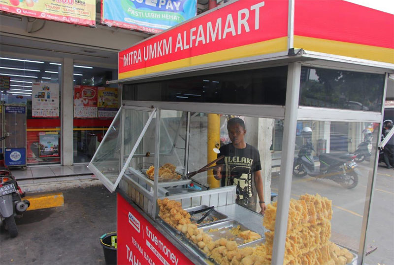 Alfamart dan Alfamidi memberi keringanan kepada mitra UMKM atau tenant yang berjualan di depan gerainya berupa pembebasan biaya sewa periode April sampai Mei.(ALFAMART FOR RIAUPOS)
