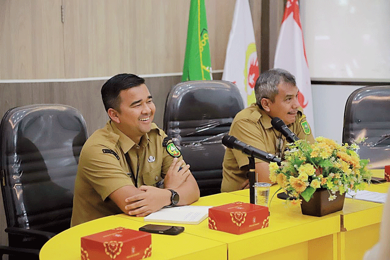 Kepala Dinas Kepemudaan dan Olahraga (Kadispora) Riau H Boby Rachmat SSTP MSi AIFO-P (kiri) didampingi Sekretaris Dispora Riau Rosdi SE MSi memimpin Rapat Koordinasi Sentra Pembinaan Olahraga Prestasi di Aula Dispora Riau, Jalan Sutomo Nomor 114, Pekanbar