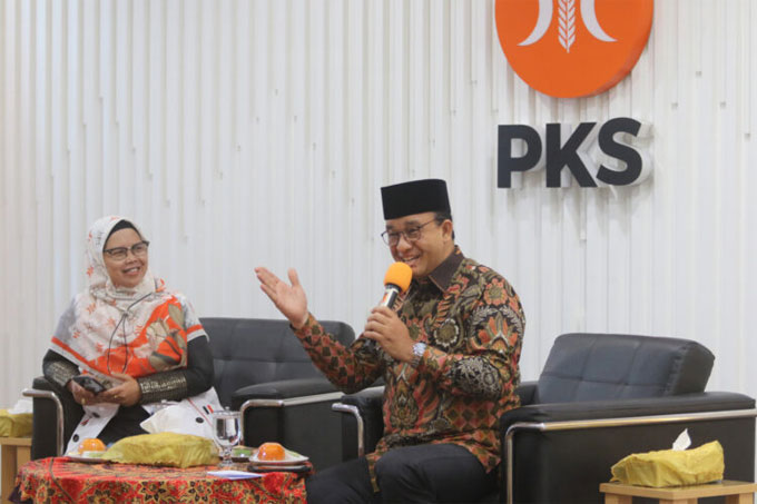 Anies Baswedan (kanan) menjadi pembicara saat acara &rsquo;Pelatihan Relawan Advokasi PPKS (Pemerlu Pelayanan Kesejahteraan Sosial) di Kantor DPP PKS, TB Simatupang, Jakarta, Ahad (30/10/2022). Selain mengisi materi Anies Baswedan juga berdiskusi dengan p