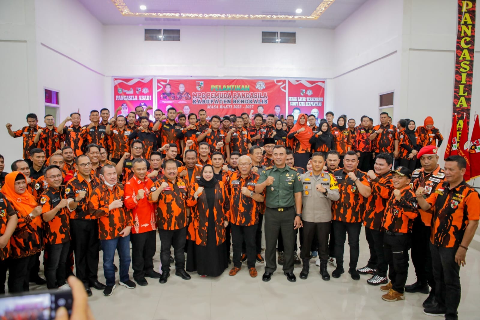 Bupati Bengkalis Kasmarni dan suami Amrl Mukminin menghadiri pelantikkan pengurus MPC PP Kabupaten Bengkalis yang dilantik Ketua Majelis Pimpinan Wilayah (MPW) PP Riau H Arsadianto Rahman, di Gedung Serbaguna Kantor Kecamatan Bukit Batu, Kamis (20/7/2023)