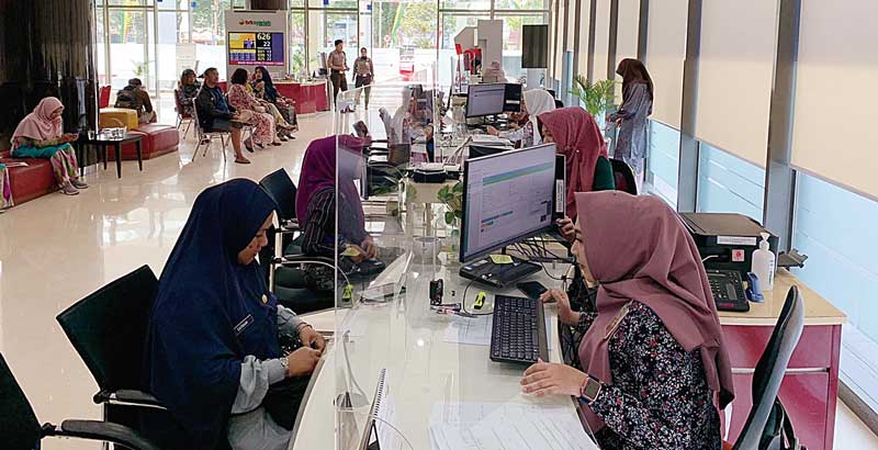 Petugas Costumer Service (CS) di Kantor Cabang Utama Pekanbaru BRK Syariah memberikan layanan kepada nasabah untuk aktivasi Mobile Banking, belum lama ini.