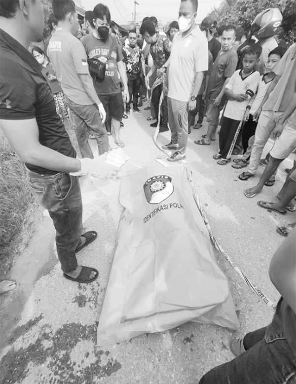 Mayat pria bertato terbungkus plastik dan karung usai dievakuasi warga setelah ditemukan mengapung di Jalan Wajib Senyum, Kecamatan Pangkalan Kerinci, Pelalawan, Sabtu (5/11/2022).