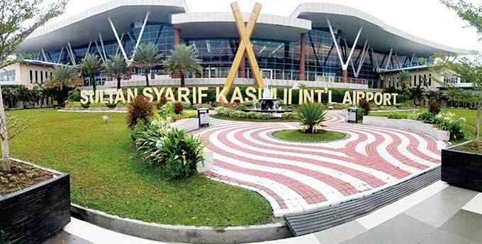 Bandara Sultan Syarif Kasim II Pekanbaru tampak dari depan. Bandara Internasional Sultan Syarif Kasim II Pekanbaru mengalami perubahan jam operasional sementara.