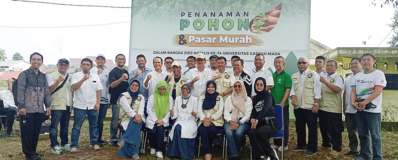 Anggota Kagama Riau bersama stakeholder foto bersama usai penanaman pohon di pinggir sungai yang berada di Jalan Ibrahim Sattah, tepatnya di depan Kantor Dinas Pertanian Kota Pekanbaru, Ahad (10/12/2023).