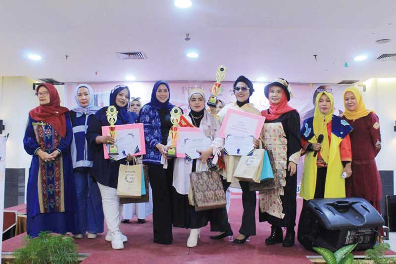 Koordinator Puan Aspekraf Irma Juita (tiga kanan) foto bersama para pemenang Mrs Gemuk Cantik yang diadakan di Mal Pekanbaru, Sabtu (3/6/2023).
