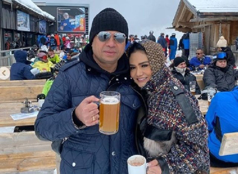 Krisdayanti bersama suaminya saat berada di Swiss. Sejumlah pihak mengkritisi Krisdayanti yang liburan ke luar negeri di tengah wabah virus corona yang melanda Indonesia dan dunia (INSTAGRAM KRISDAYANTILEMOS)