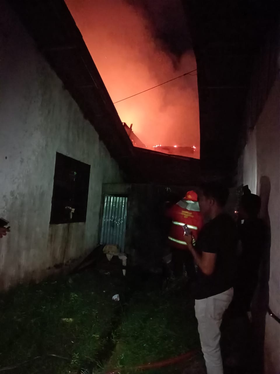 Tiga unit rumah  di Gang Aur Kuning Jalan Sisingamangaraja Kelurahan Bangkinang Kota, Kecamatan Kota, Kabupaten Kampar  hangus terbakar, Sabtu (11/11/2023).