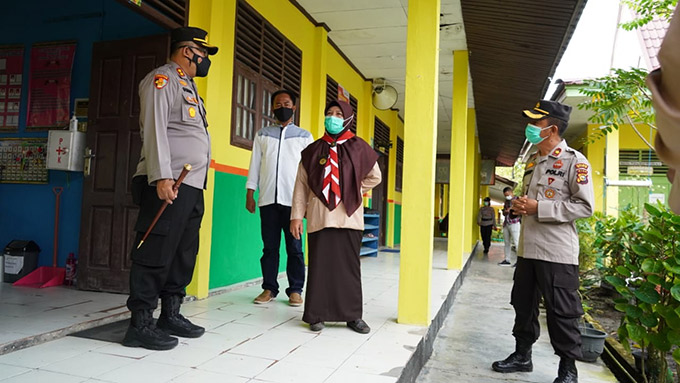 Kapolres Siak AKBP Gunar Rahadiyanto SIK MH meninjau protokol kesehatan (prokes) salah satu SMPN di Siak, Kamis (7/1/2021).  Monang Lubis/Riau Pos