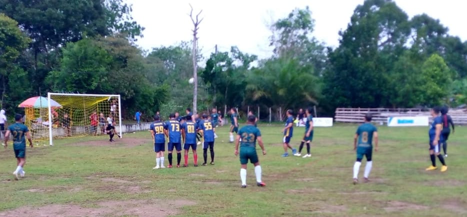 Tim PSLA Legend saat menjamu Himapalko FC dilaga perdana, di Lapangan Bukit Gambir, Desa Lubuk Ambacang, Selasa (3/5/2022).