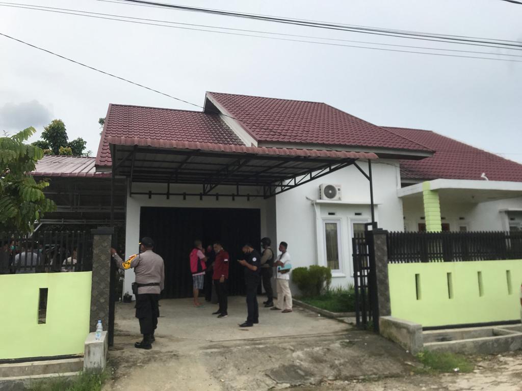 Tim Kejari Kuansing melakukan penggeledahan rumah kediaman AS, tersangka kasus dugaan korupsi proyek alat peraga di Disdikpora Kuansing, Kamis(26/11/2020).(DESRIANDI CHANDRA/RIAUPOS.CO)