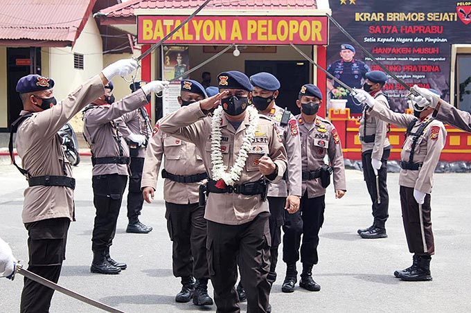 Kompol Franky Tambunan (paling depan) dilepas dengan tradisi pedang pora di Mako Batalyon A Pelopor, Rabu (23/3/2022). Kompol Franky resmi berpindah tugas sebagai Wakapolres Rokan Hilir.
