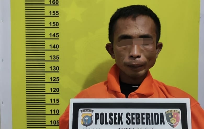 Tersangka AW saat diamankan oleh pihak kepolisian.