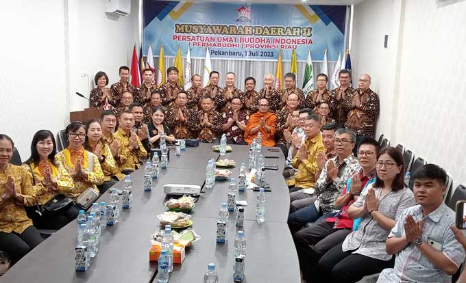 Para pengurus foto bersama jelang digelarnya Musda Permabudhi Riau II di Kompleks PCW Jalan Pemuda, Kecamatan Payung Sekaki, Sabtu (1/7/2023).