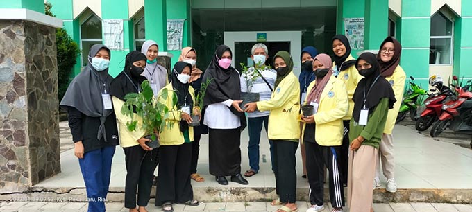 Ketua KKN dari Universitas Negeri Padang Mutia menyerah secara simbolis tanaman obat keluarga (toga) kepada Kepala Tata Usaha Puskesmas Sapta Taruna Ners Emi Mutia didampingi anggota DPD LPM Kota Pekanbaru Mirshal (tengah), Rabu (19/1/2022).Â 
