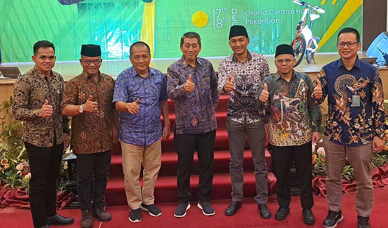 Pengurus Yayasan An Namiroh dan Dayyinah Kids foto bersama dengan narasumber Jamil Azzaini di Hotel Grand Central Pekanbaru, Ahad (18/12/2022).