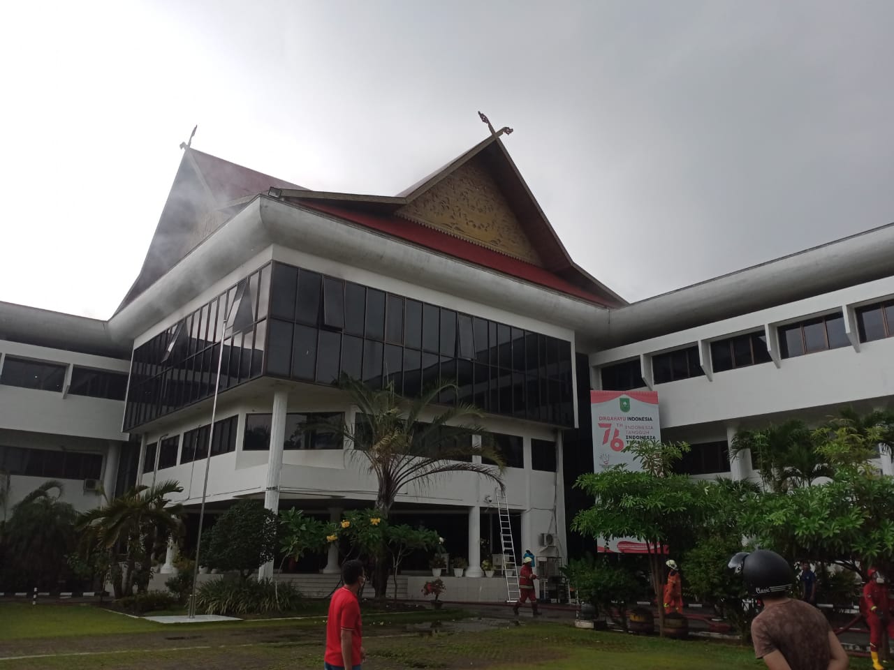 Asap terlihat mengepul dari lantai tiga gedung Badan Perencanaan Pembangunan Daerah (Bappeda) Riau di Jalan Sudirman, Selasa (1/2/2021).