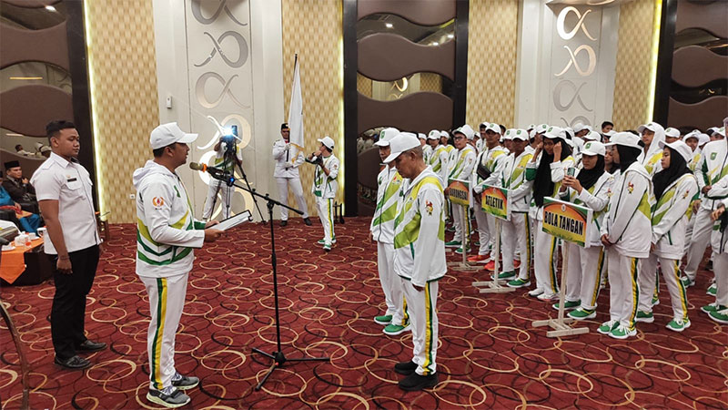 Kadispora Riau Boby Rachmat mengukuhkan Kontingen Riau Porwil Sumatera XI Tahun 2023 di Hotel Alpha Jalan Imam Munandar Pekanbaru, Rabu (1/11/2023).