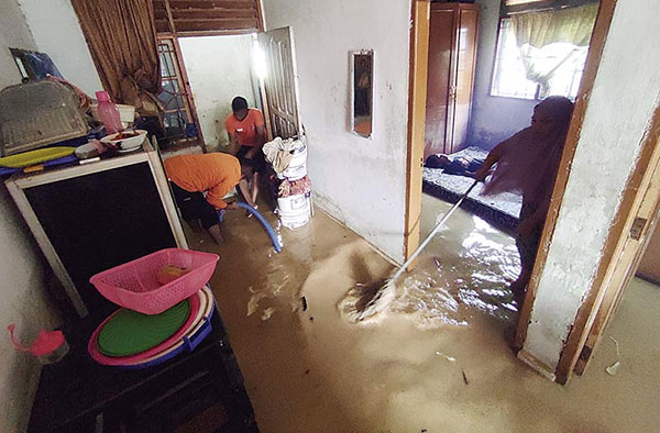 Banjir yang melanda kawasan pemukiman penduduk di Gang Karet Jalan Sembilang, Rumbai Pesisir, beberapa waktu lalu.(MHD AKHWAN/RIAUPOS.CO)