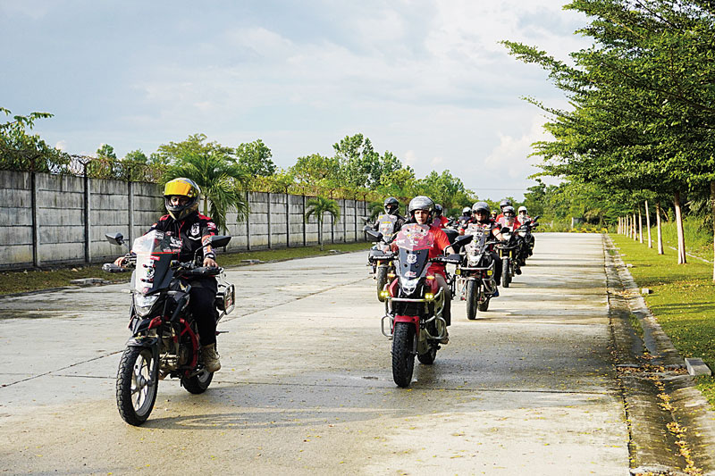 PT Capella Dinamik Nusantara (CDN) merayakan moÂ­men hari pelanggan nasional (Harpelnas) bersama konsumen Honda CB150R di Kota Pekanbaru, beberapa waktu lalu.