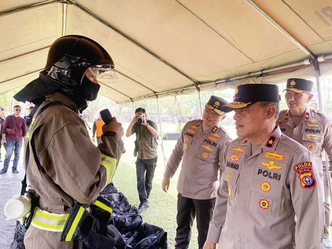 Asops Kapolri Irjen Pol Agung Setya Imam Effendi (tiga kanan) dan Wakapolda Riau Brigjen Pol Kasihan Rahmadi (kanan) saat meninjau kesiapan personel dalam penanganan karhutla di Riau, Selasa (14/3/2023).