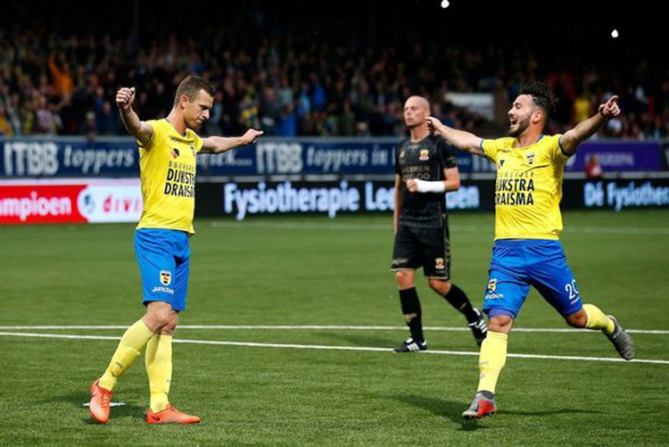 Dua pemain RC Cambuur merayakan gol dalam pertandingan Divisi II Liga Belanda. Cambuur yang memimpin klasemen Divisi II merasa tak dihargai setelah Liga Belanda dihentikan tanpa juara dan tanpa promosi-degradasi. (AFP/DAILY MAIL)