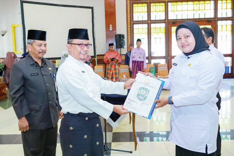 Sekda Siak Arfan Usman didampingi Kepala BKPSDMD Kabupaten Siak Zulfikri menyerahkan SK PPPK tenaga teknis di ruang rapat Raja Indra Pahlawan, Lantai 2 Kantor Bupati Siak, Jumat (1/9/2023).