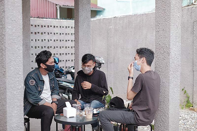 Pelanggan tetap memakai masker saat menikmati kopi di Alaka Coffee, Pekanbaru, Kamis (29/10/2020).(Alaka Coffee for riaupos.co)
