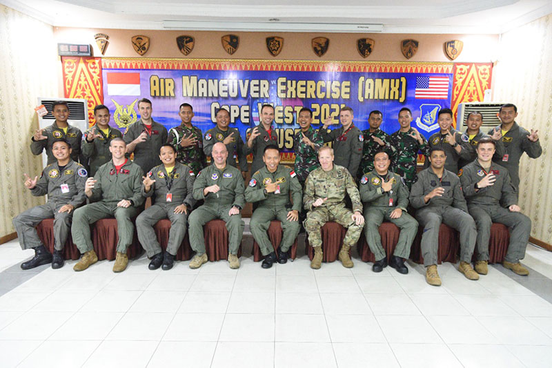 Anggota TNI AU dan personel USPACAF foto bersama di Lanud Roesmin Nurjadin Pekanbaru, Jumat (25/6/2021).